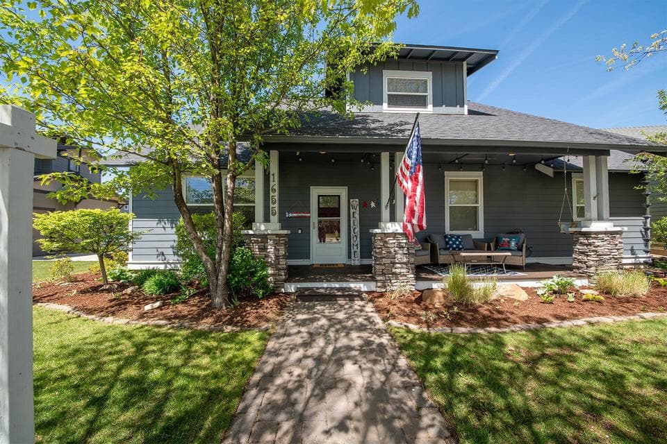 Photo of 1655 NW Hemlock Avenue 1 of 1