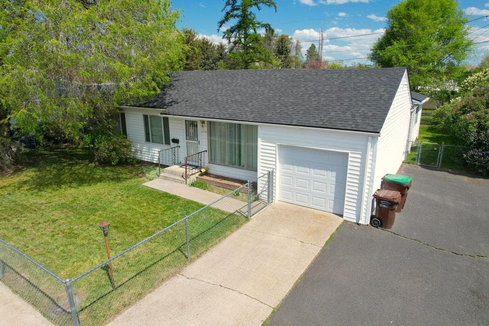 Photo of 286 SW Deer Street 1 of 1