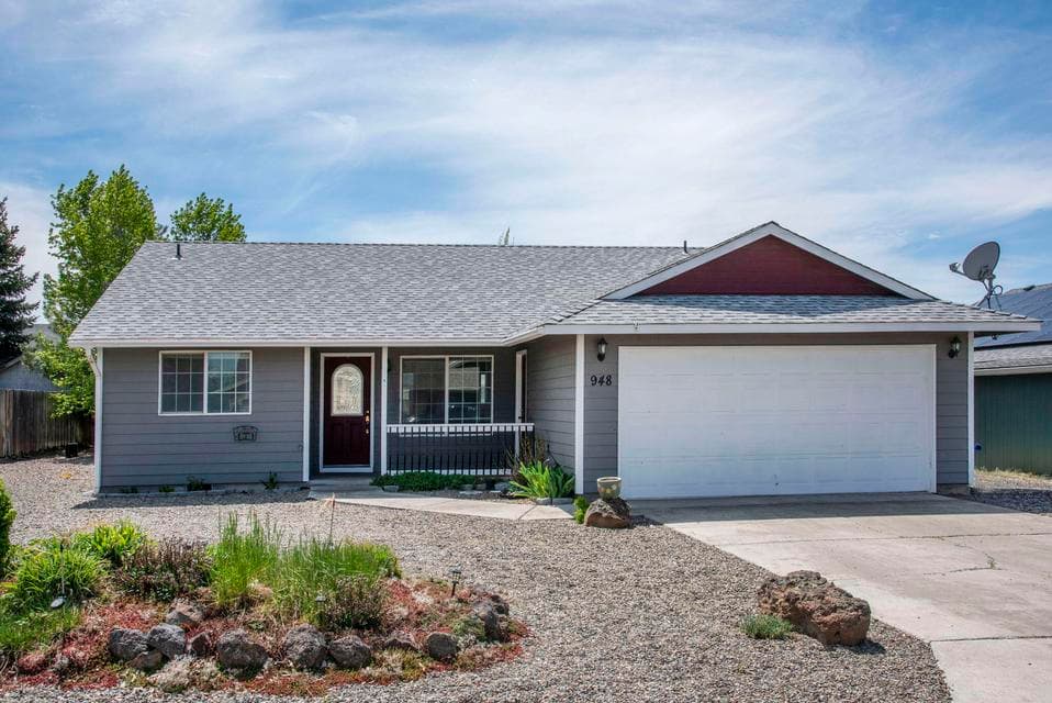 Photo of 948 NE Yew Street 1 of 1