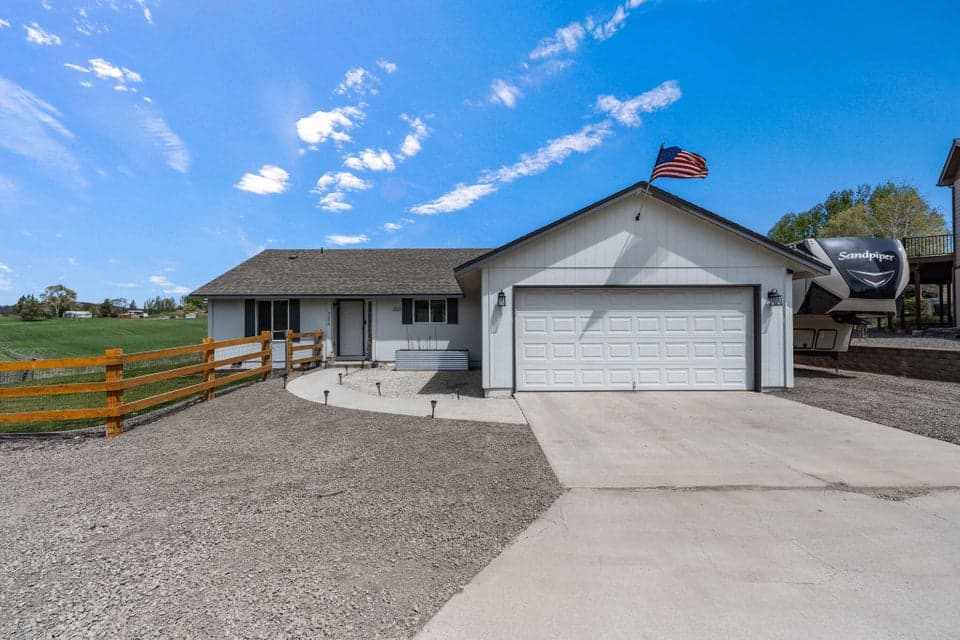 Photo of 3276 NE Yellowpine Road 1 of 1