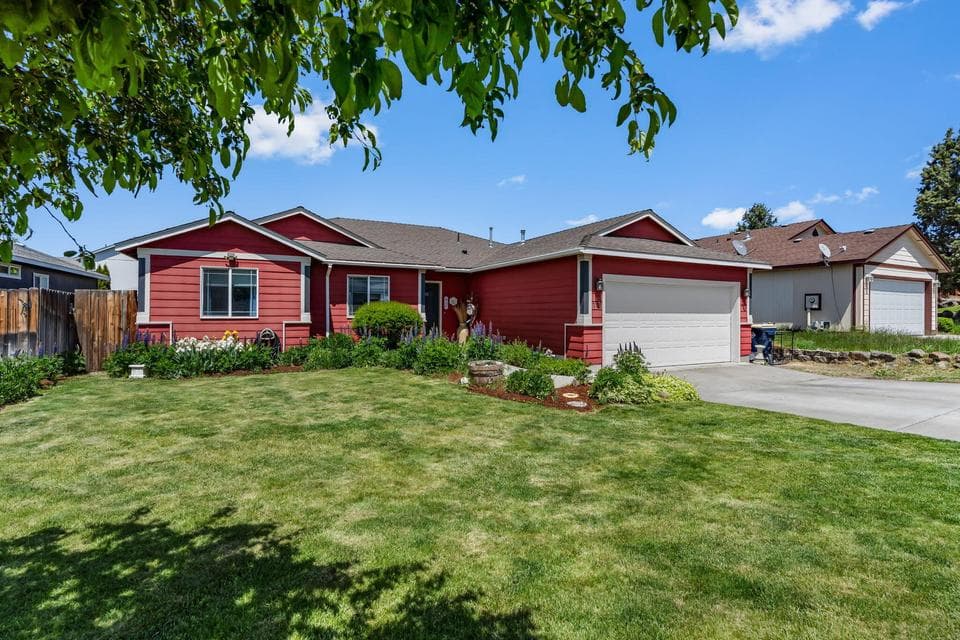Photo of 719 NE Quince Avenue 1 of 1