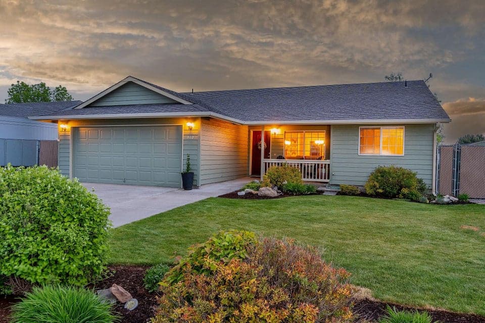 Photo of 960 NE Manzanita Street 1 of 1