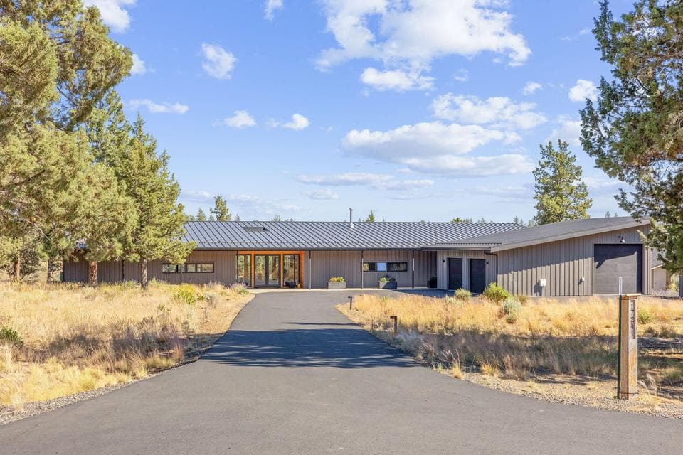 Photo of 17241 Mountain View Road 1 of 1