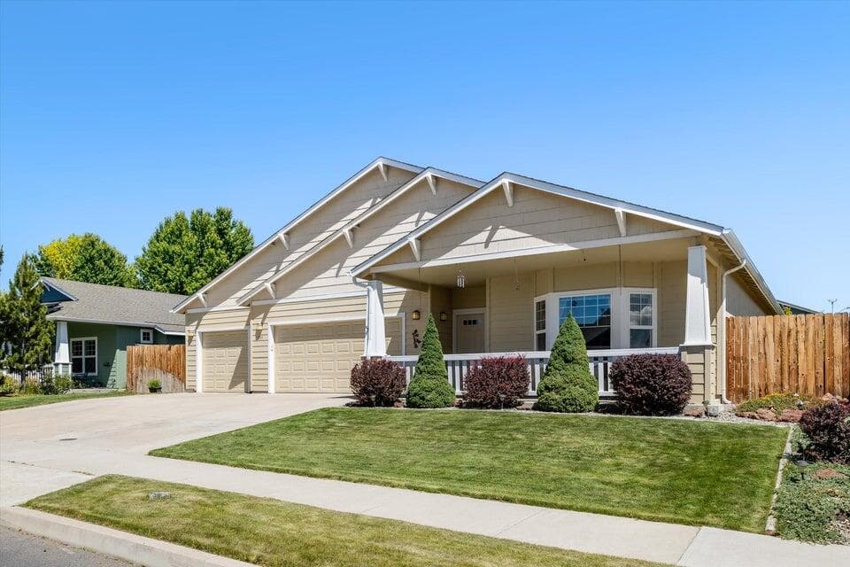 Photo of 853 NE Cobblestone Court 1 of 1