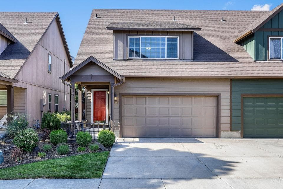 Photo of 2928 SW Indian Circle 1 of 1