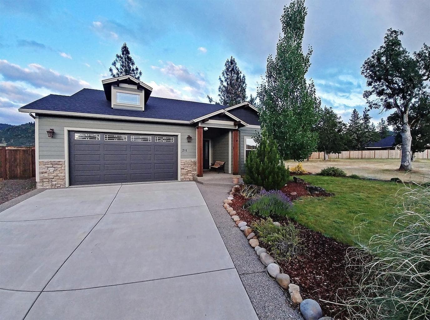 211 White Oak, Shady Cove, 97539