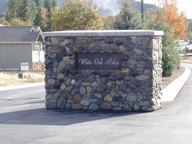 221 White Oak, Shady Cove, 97539