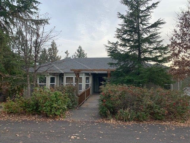 394 Pinetop, Shady Cove, 97539