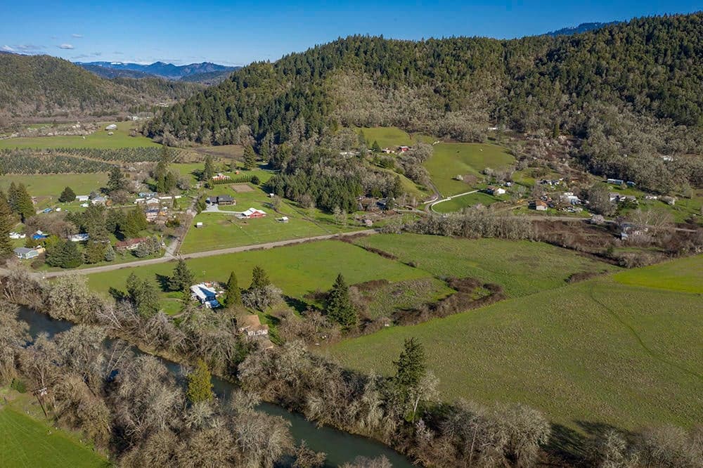 563 Glenbrook Loop, Riddle, 97469