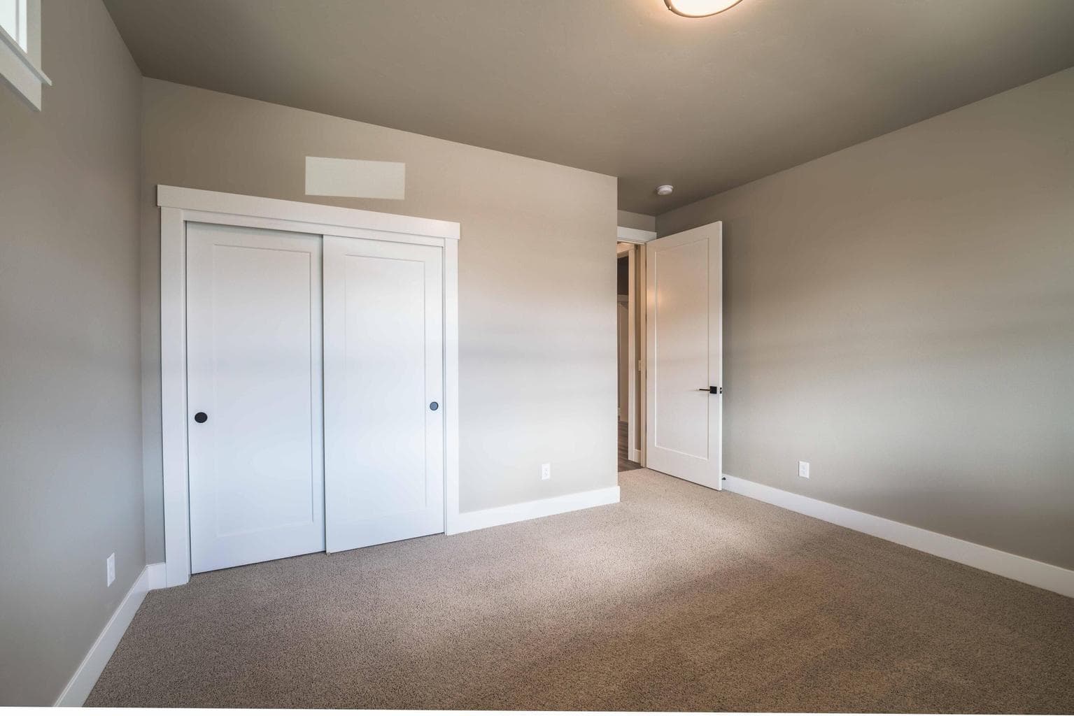 Photo of 2537 NW Redwood Circle 8 of 40