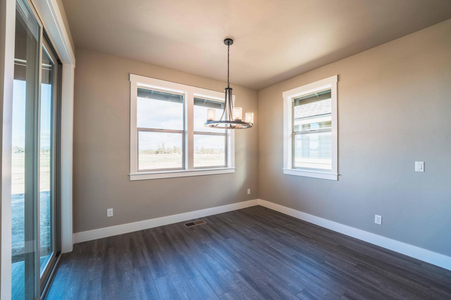 Photo of 2537 NW Redwood Circle 18 of 40