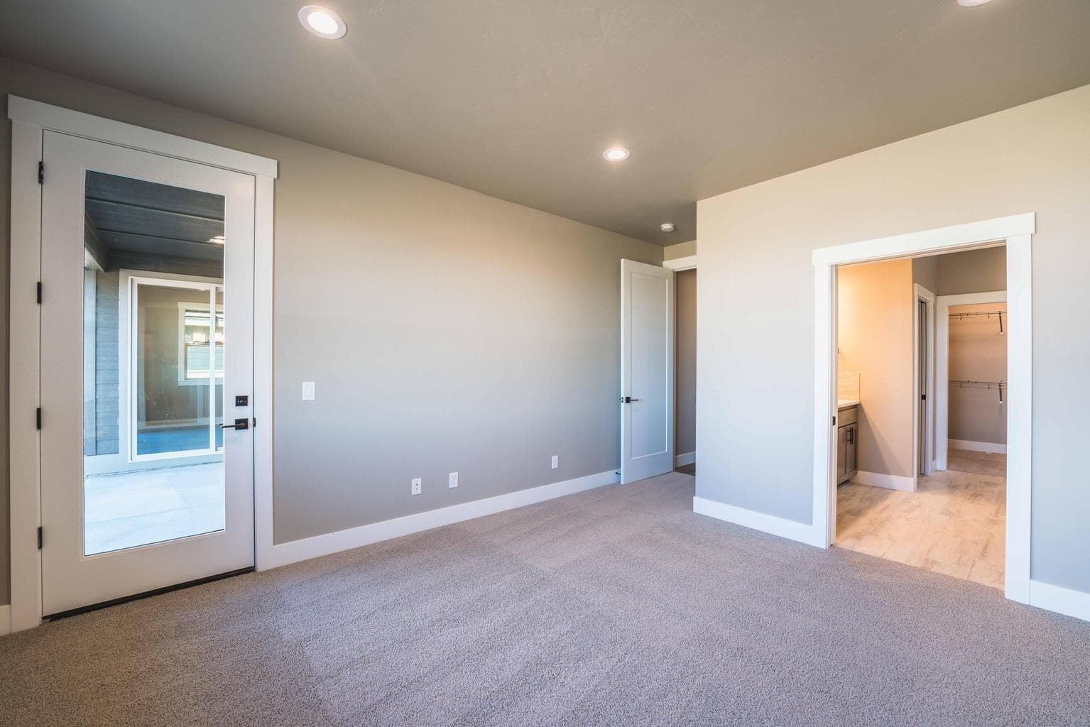 Photo of 2537 NW Redwood Circle 23 of 40