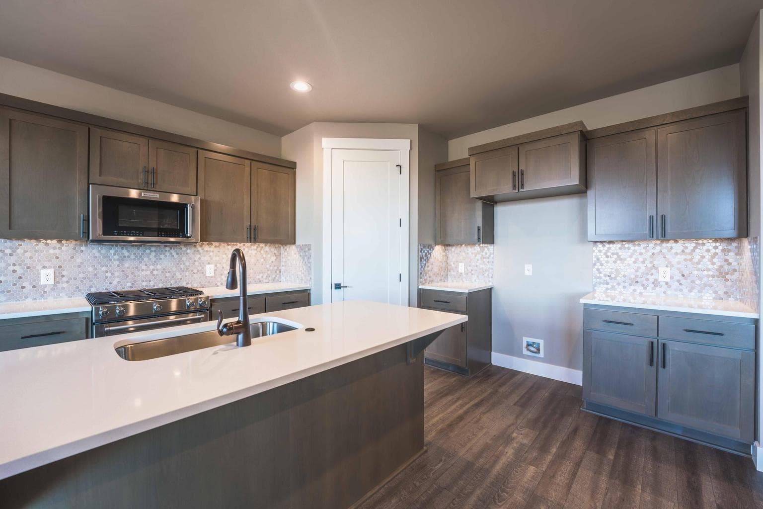 Photo of 2537 NW Redwood Circle 14 of 40