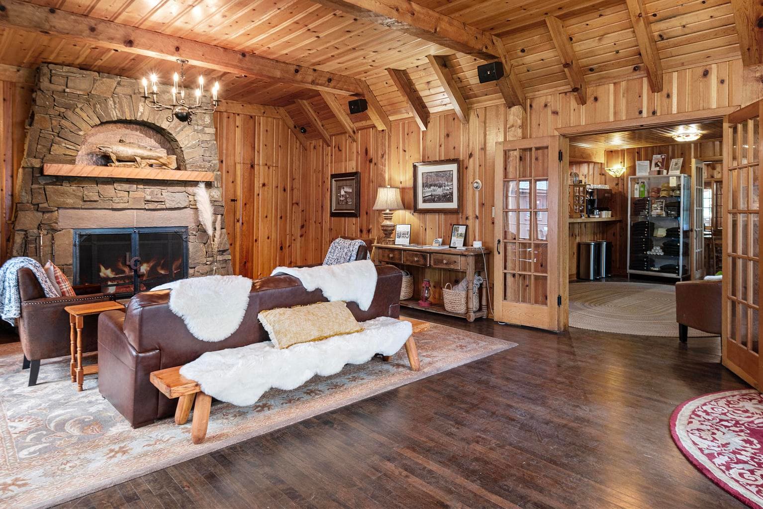 Lake Creek Lodge