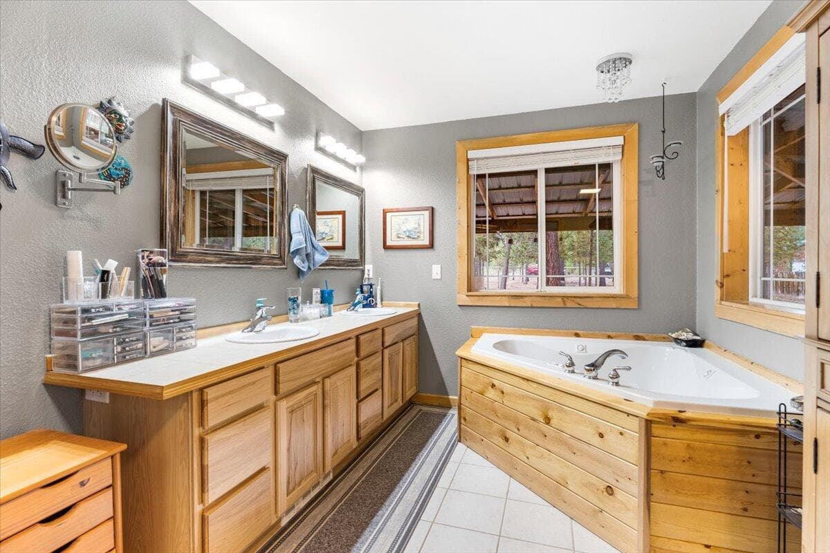 Primary Bath - Double Vanity and Jetted Tud