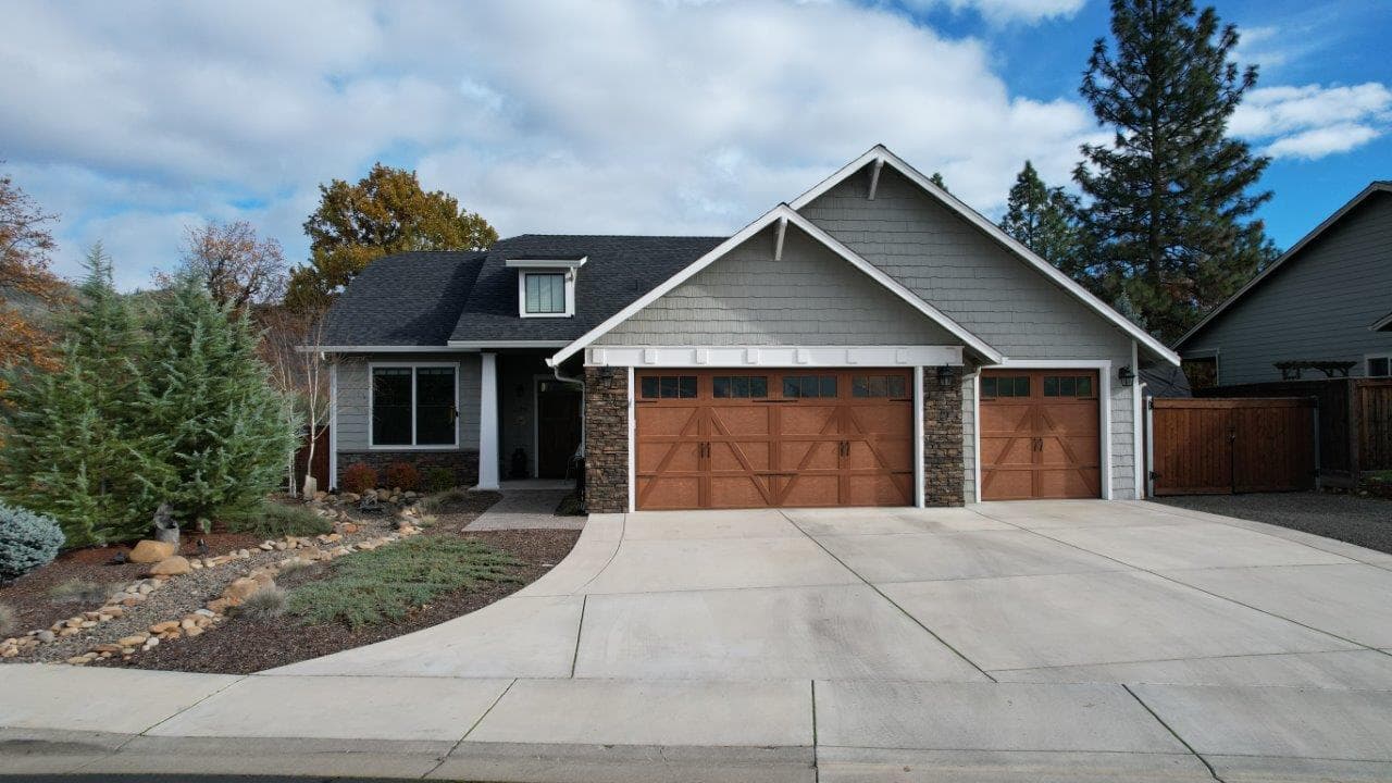 209 White Oak, Shady Cove, 97539