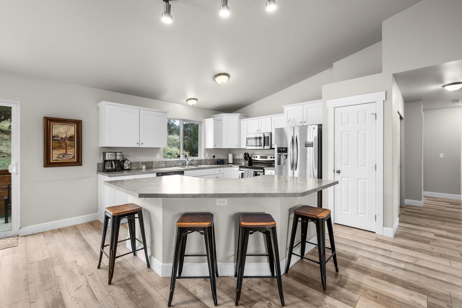Photo of 2100 SE Sagebrush Drive 9 of 36