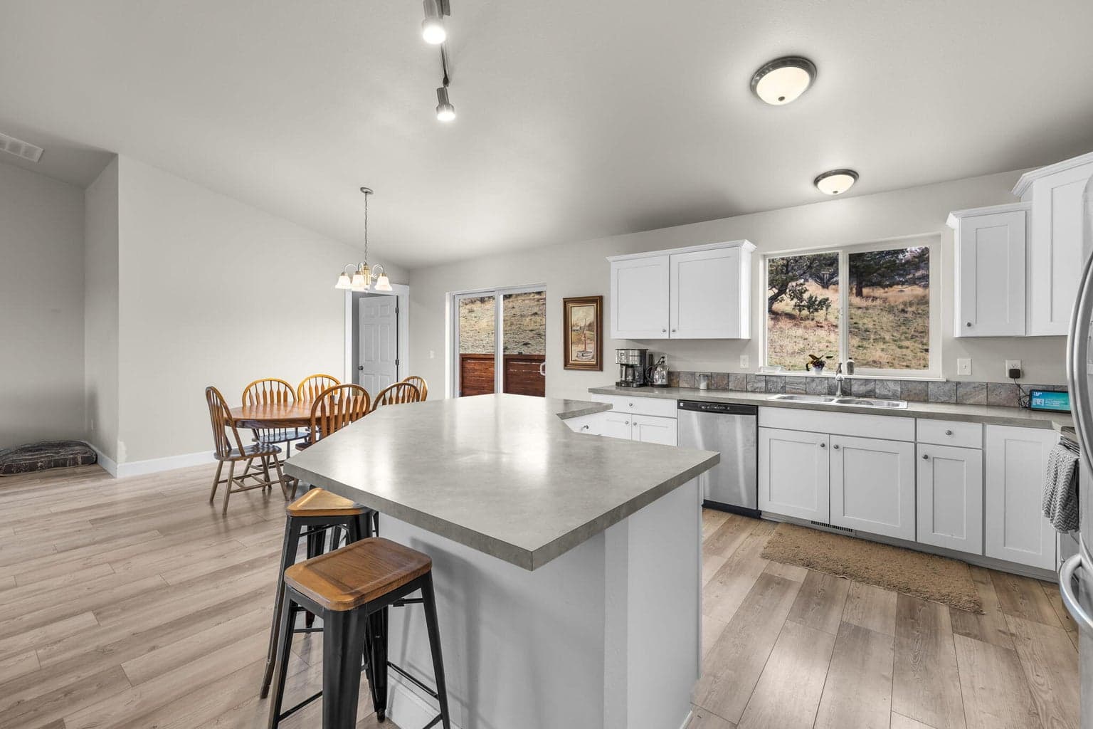 Photo of 2100 SE Sagebrush Drive 11 of 36