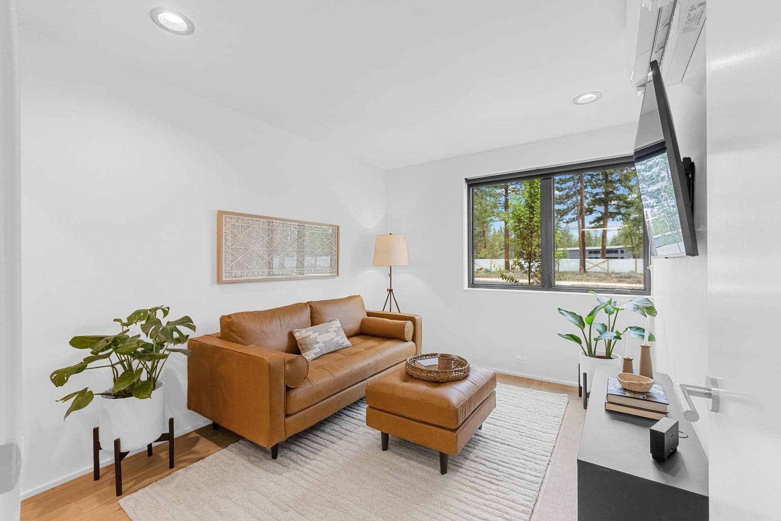 Photo of 562 N Sisters Woodlands Way 9 of 26