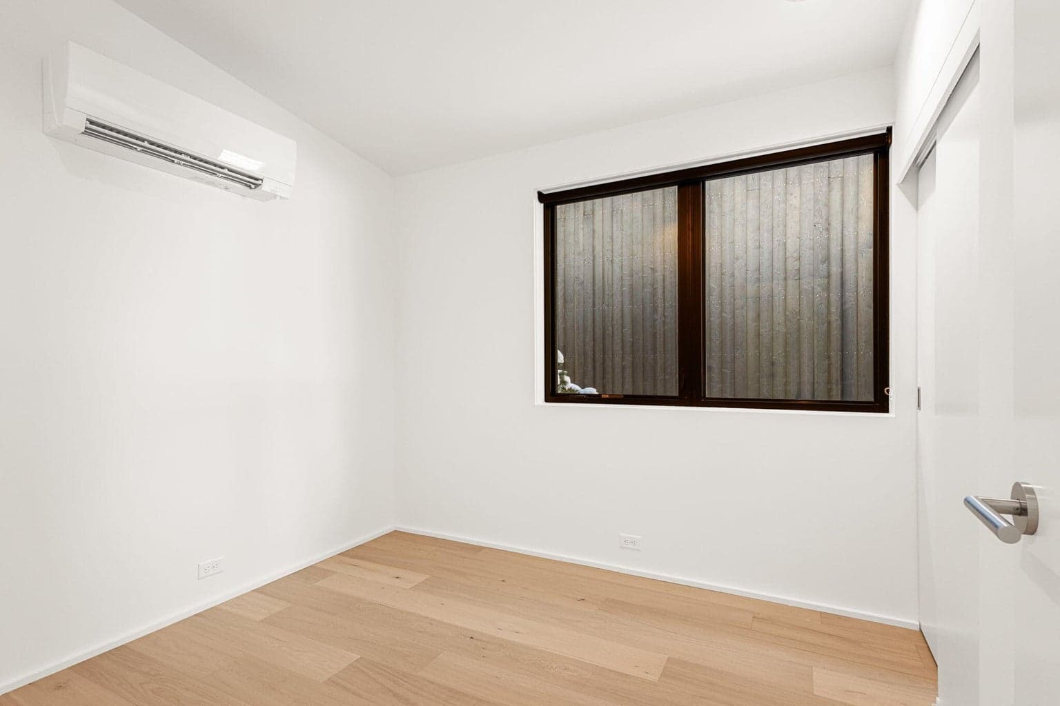 Photo of 552 N Sisters Woodlands Way 8 of 22