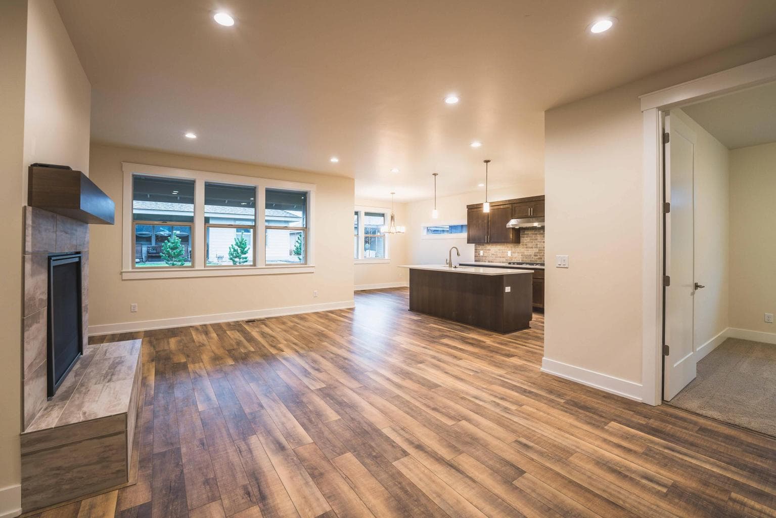 Photo of 2627 NW Redwood Circle 10 of 54