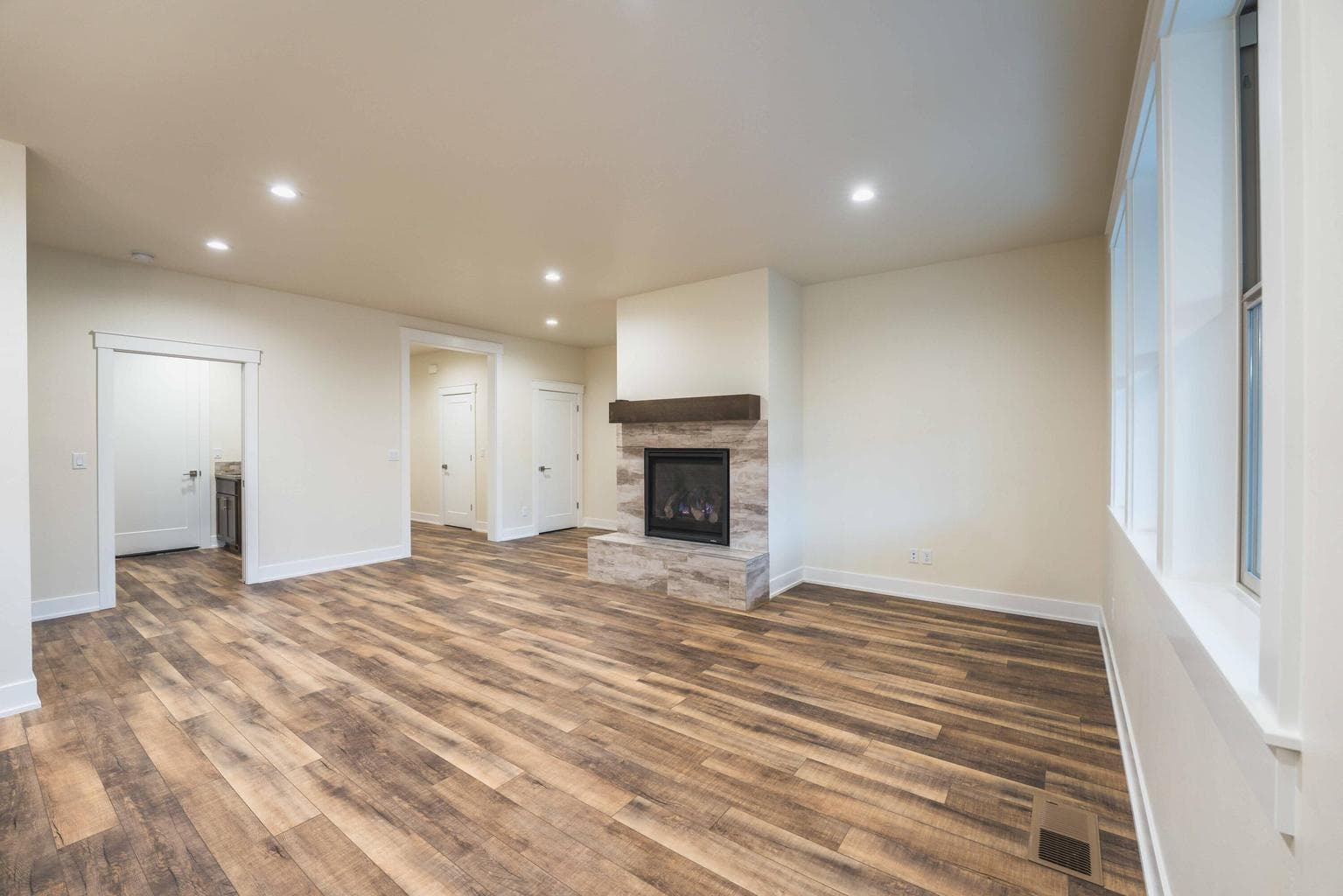 Photo of 2627 NW Redwood Circle 15 of 54