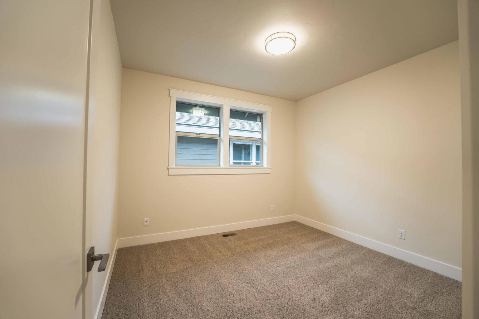 Photo of 2627 NW Redwood Circle 35 of 54