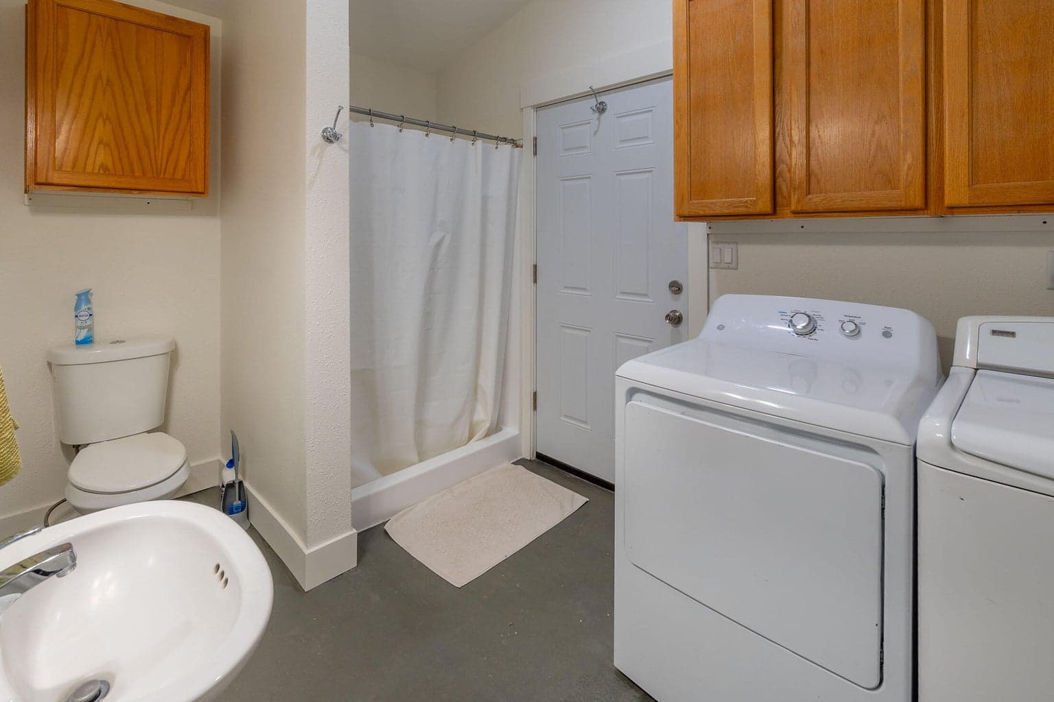 studio bath/laundry