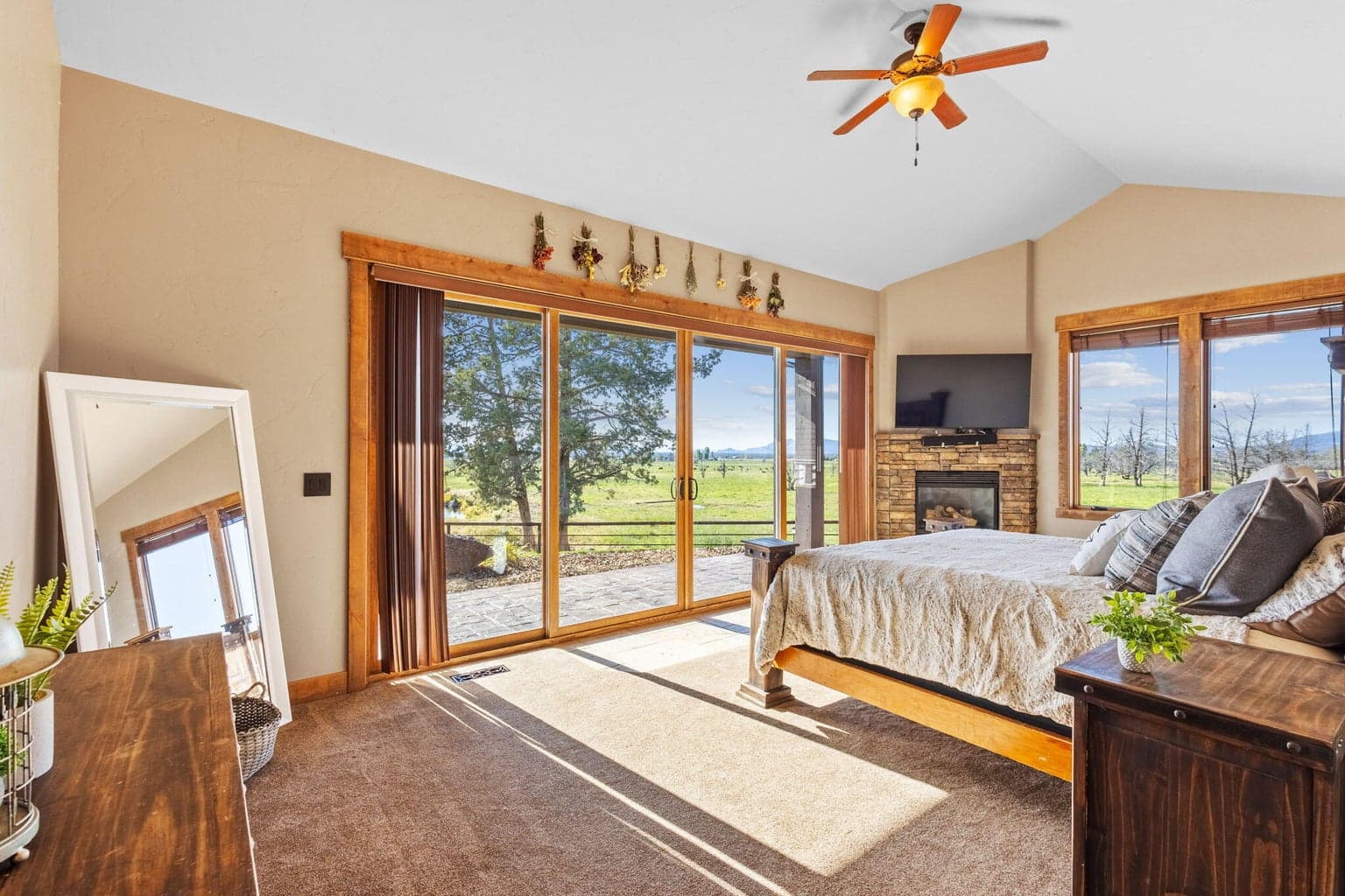 Bedroom 2 with Cascade views.