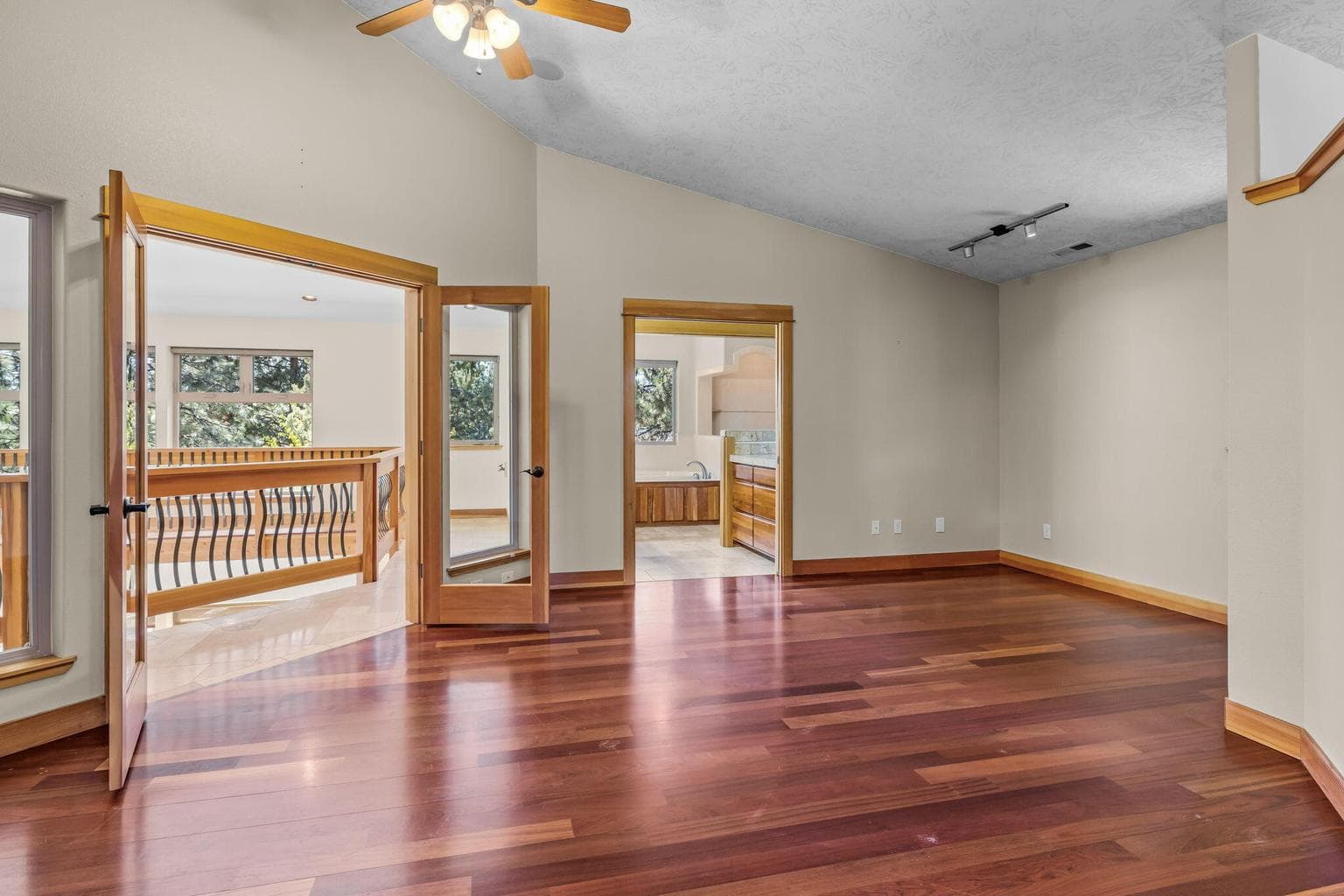 Primary w/entry to well appointed bath