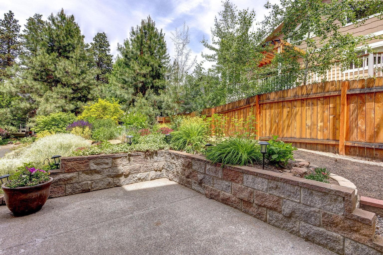 Photo of 1850 NE Berg Way 23 of 28