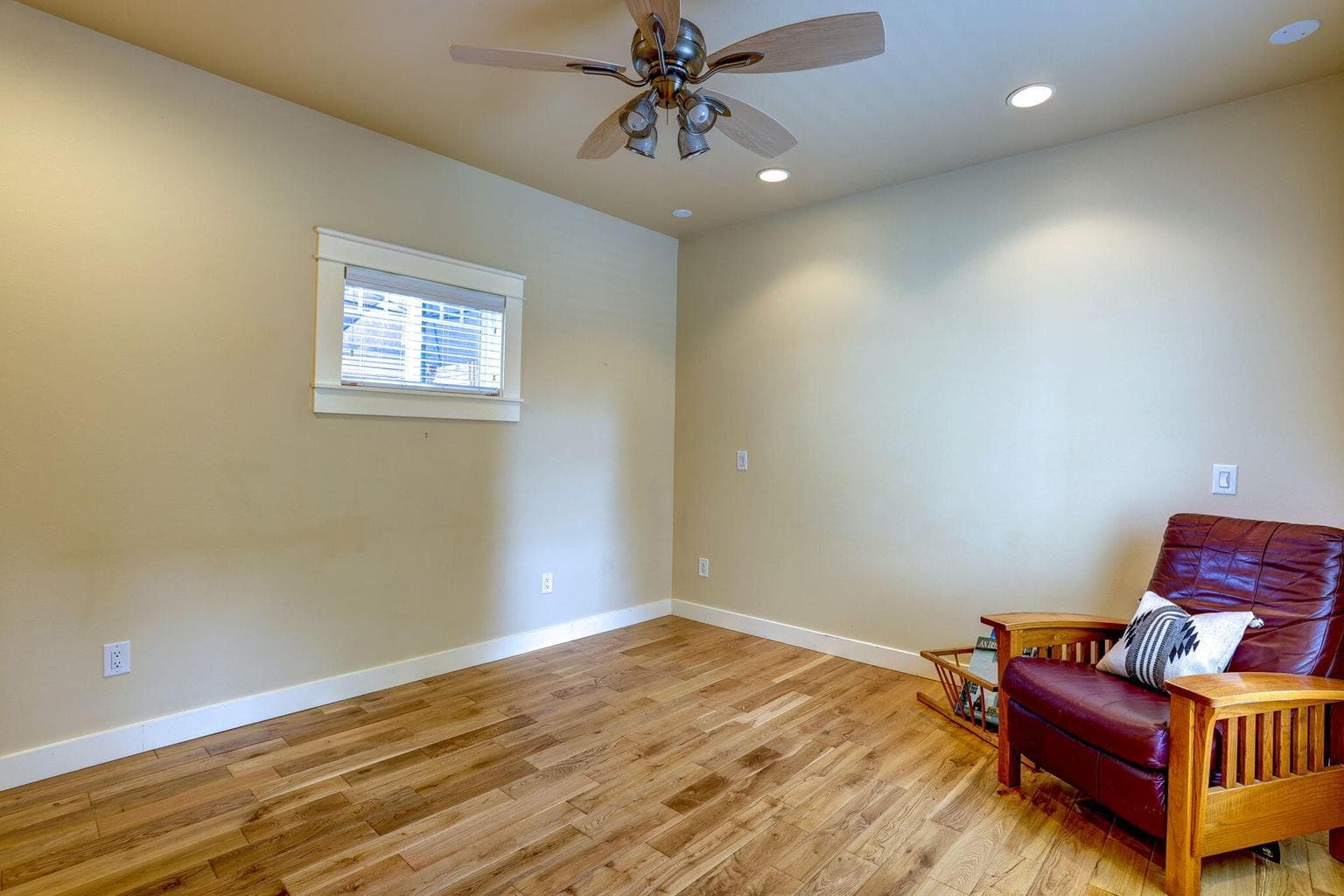 Photo of 1850 NE Berg Way 9 of 28