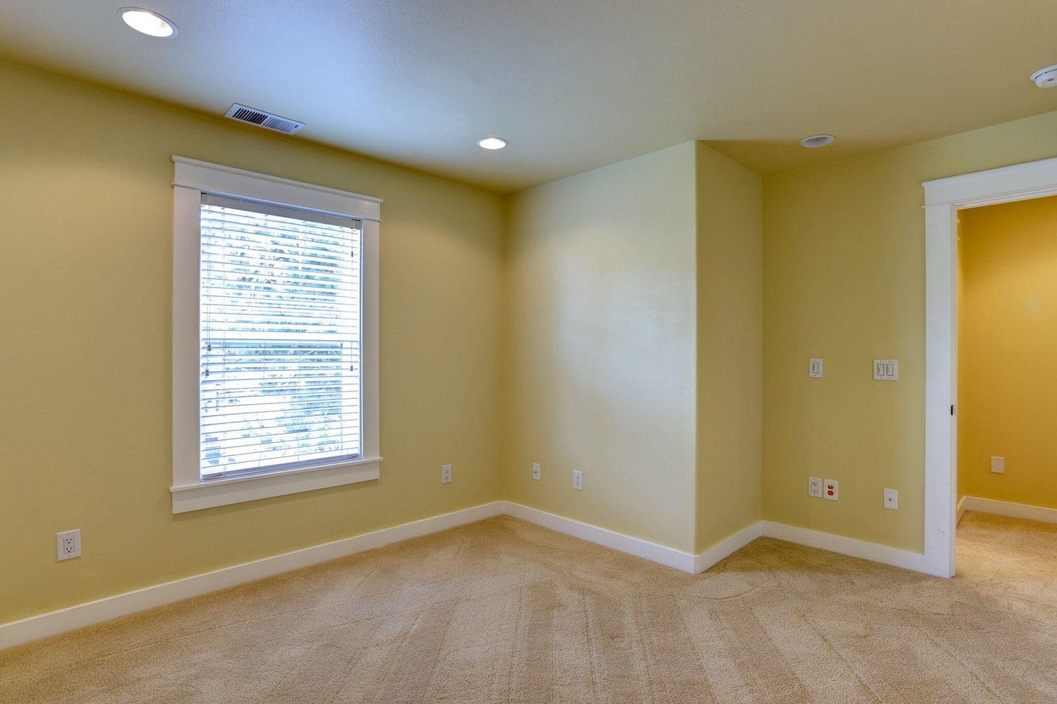 Photo of 1850 NE Berg Way 10 of 28