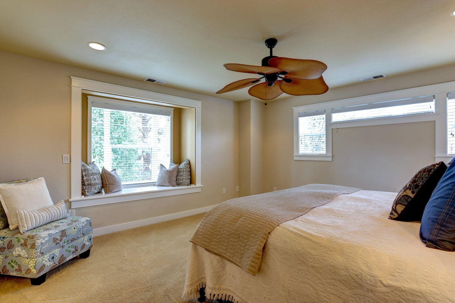 Photo of 1850 NE Berg Way 12 of 28