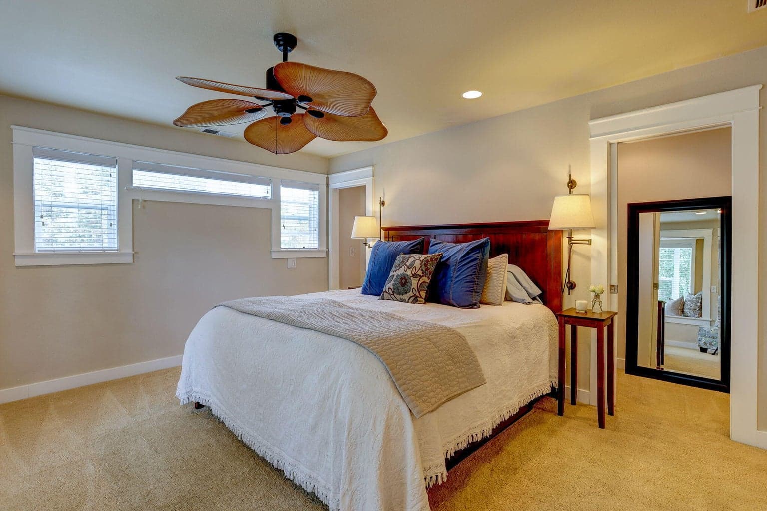Photo of 1850 NE Berg Way 13 of 28