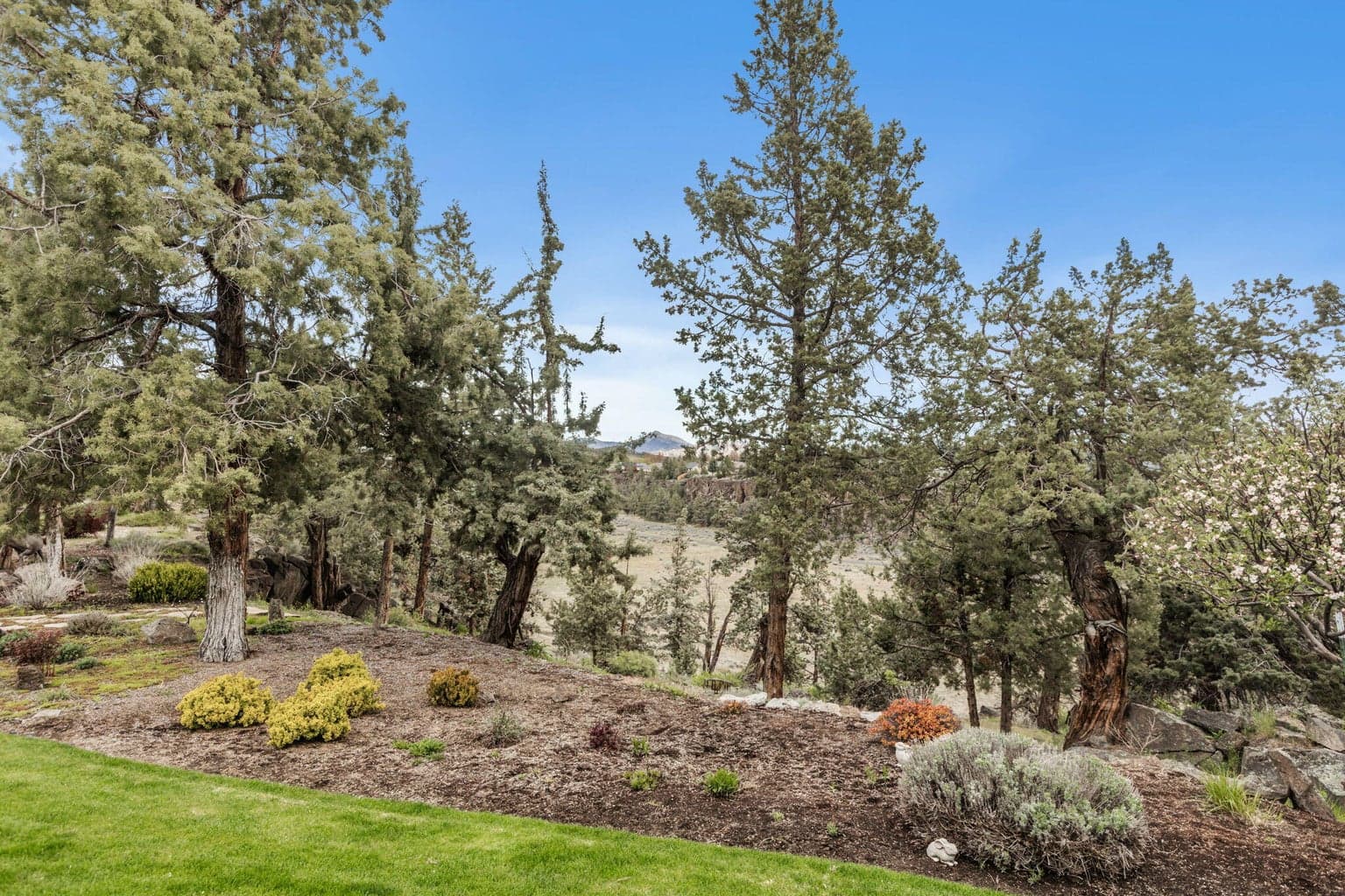 Photo of 1825 NW Cliff Side Way 35 of 50