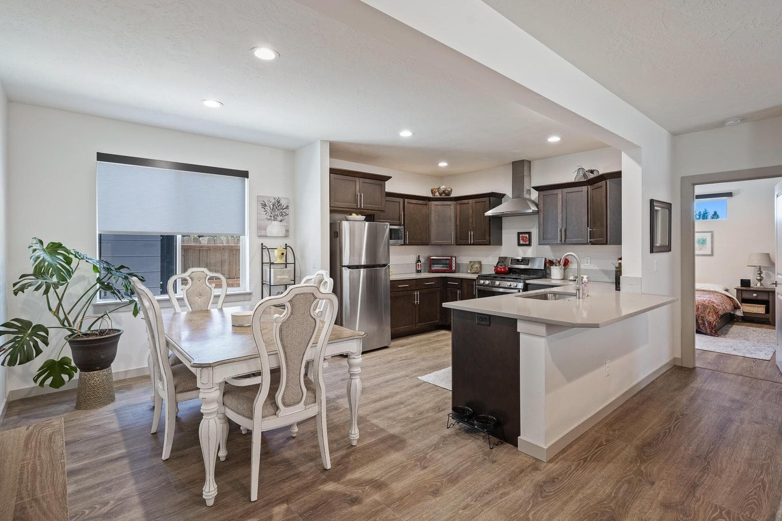 Dining Area & Kitchen