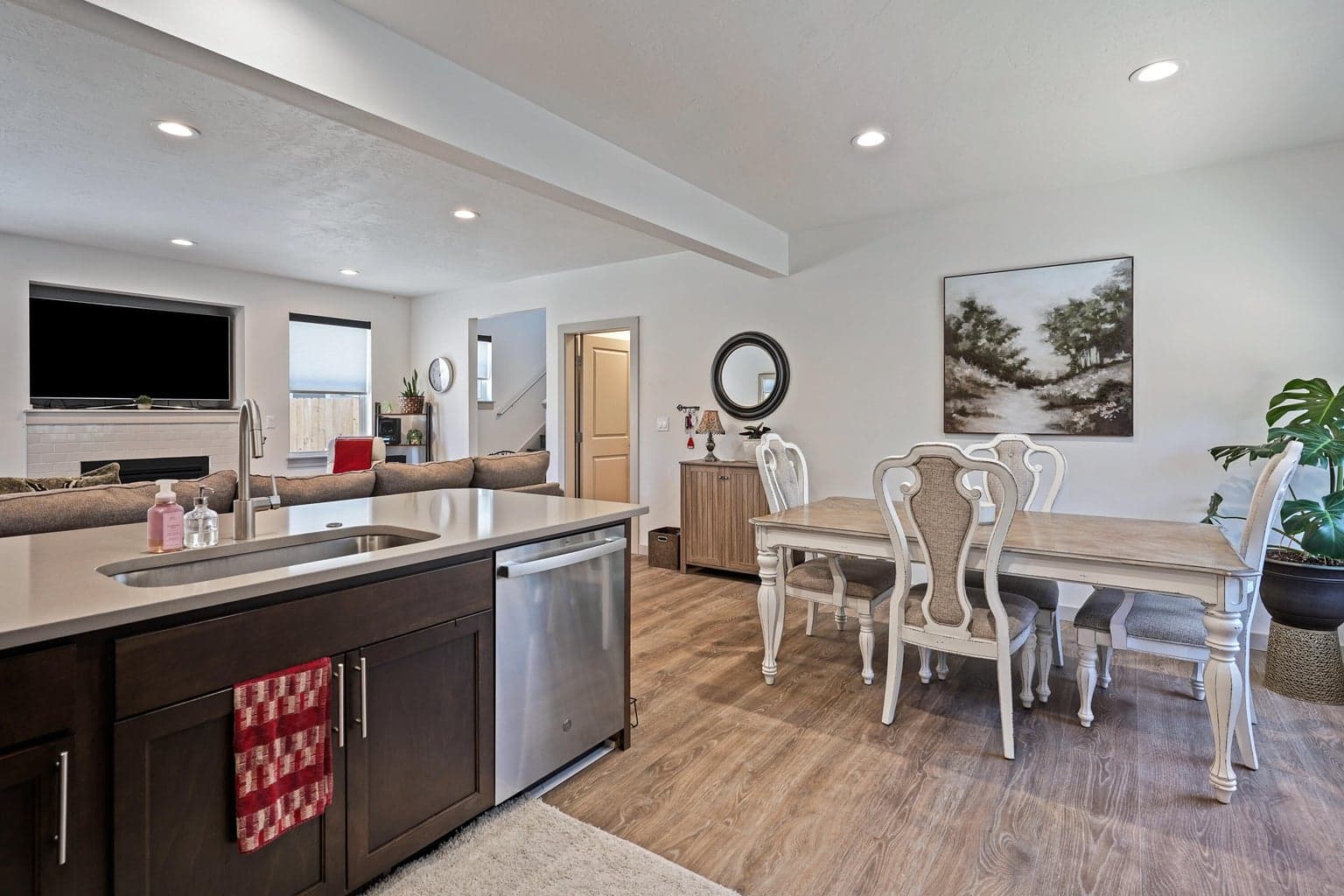 Kitchen & Dining Area