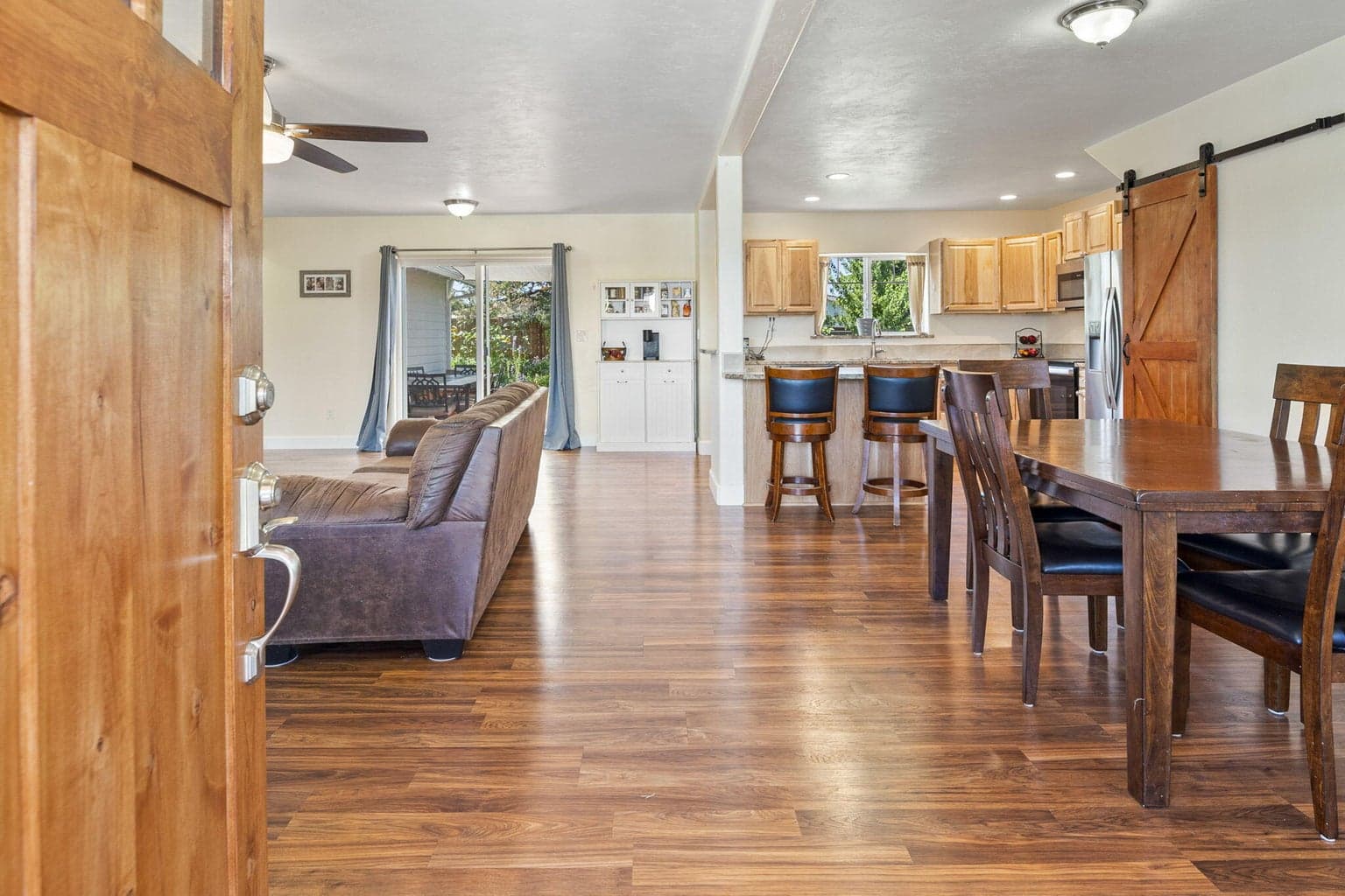 Photo of 685 NW Rimrock Drive 6 of 45