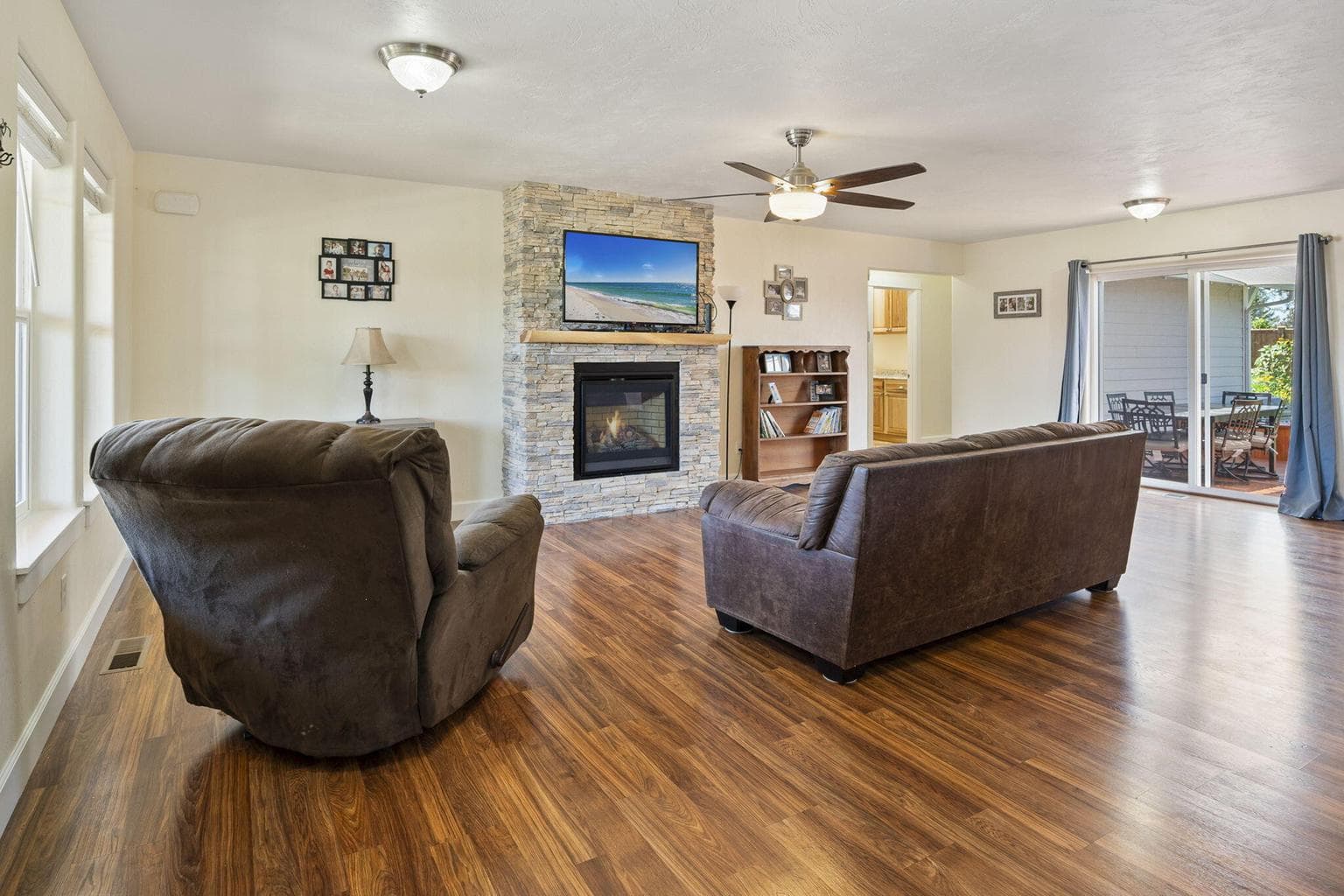 Photo of 685 NW Rimrock Drive 7 of 45