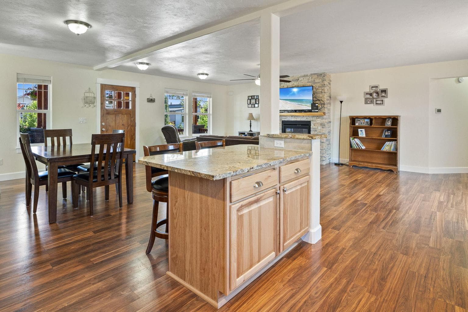 Photo of 685 NW Rimrock Drive 19 of 45