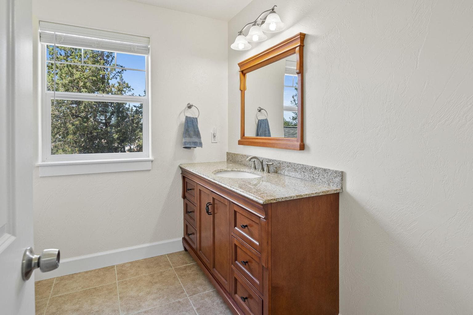 Photo of 685 NW Rimrock Drive 28 of 45