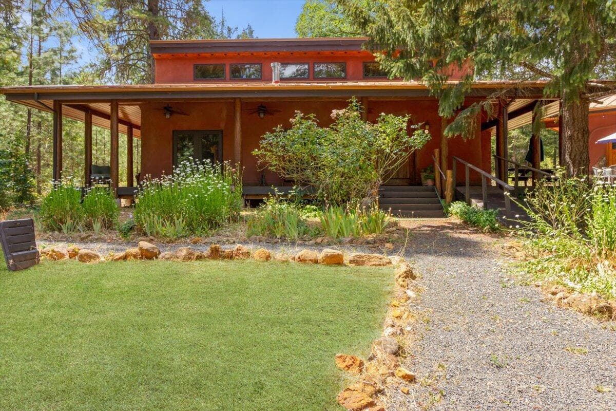 The style is reminiscent of adobe homes and the thick walls keep the temperature inside well modulated.