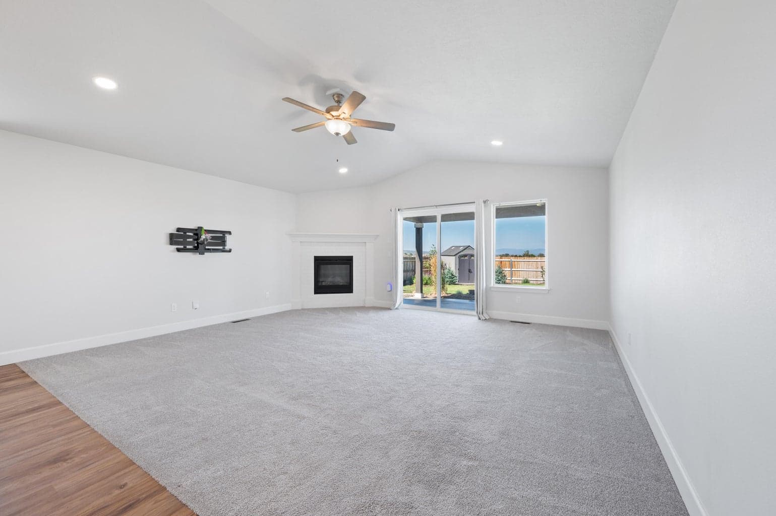Photo of 1242 NW Golf Course Drive 14 of 44