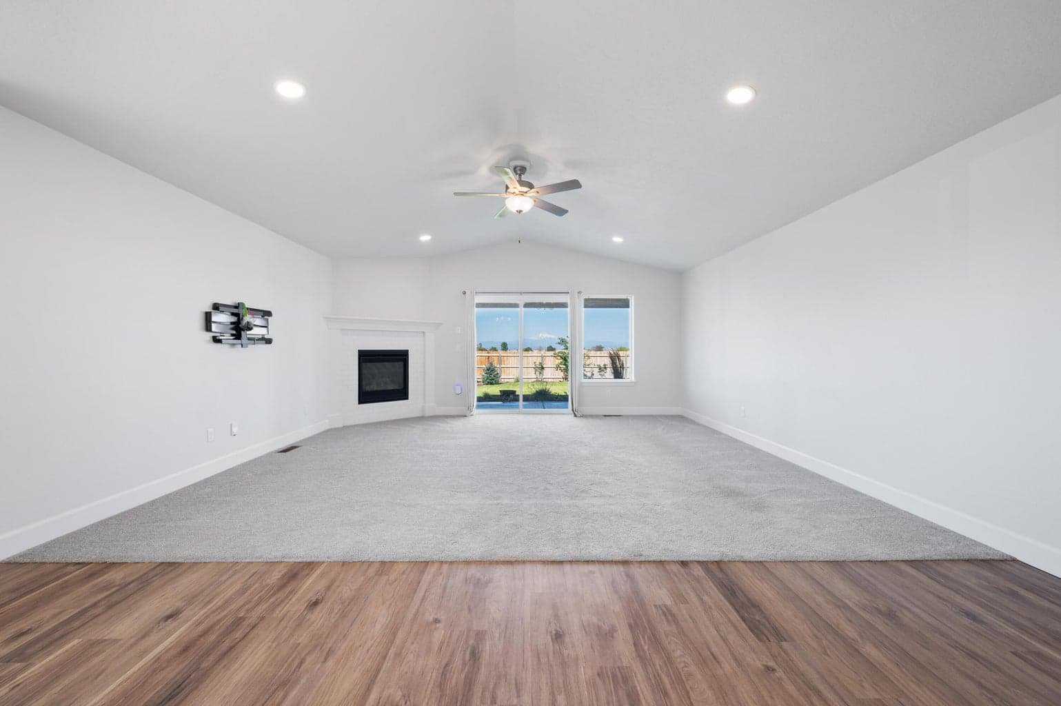 Photo of 1242 NW Golf Course Drive 15 of 44