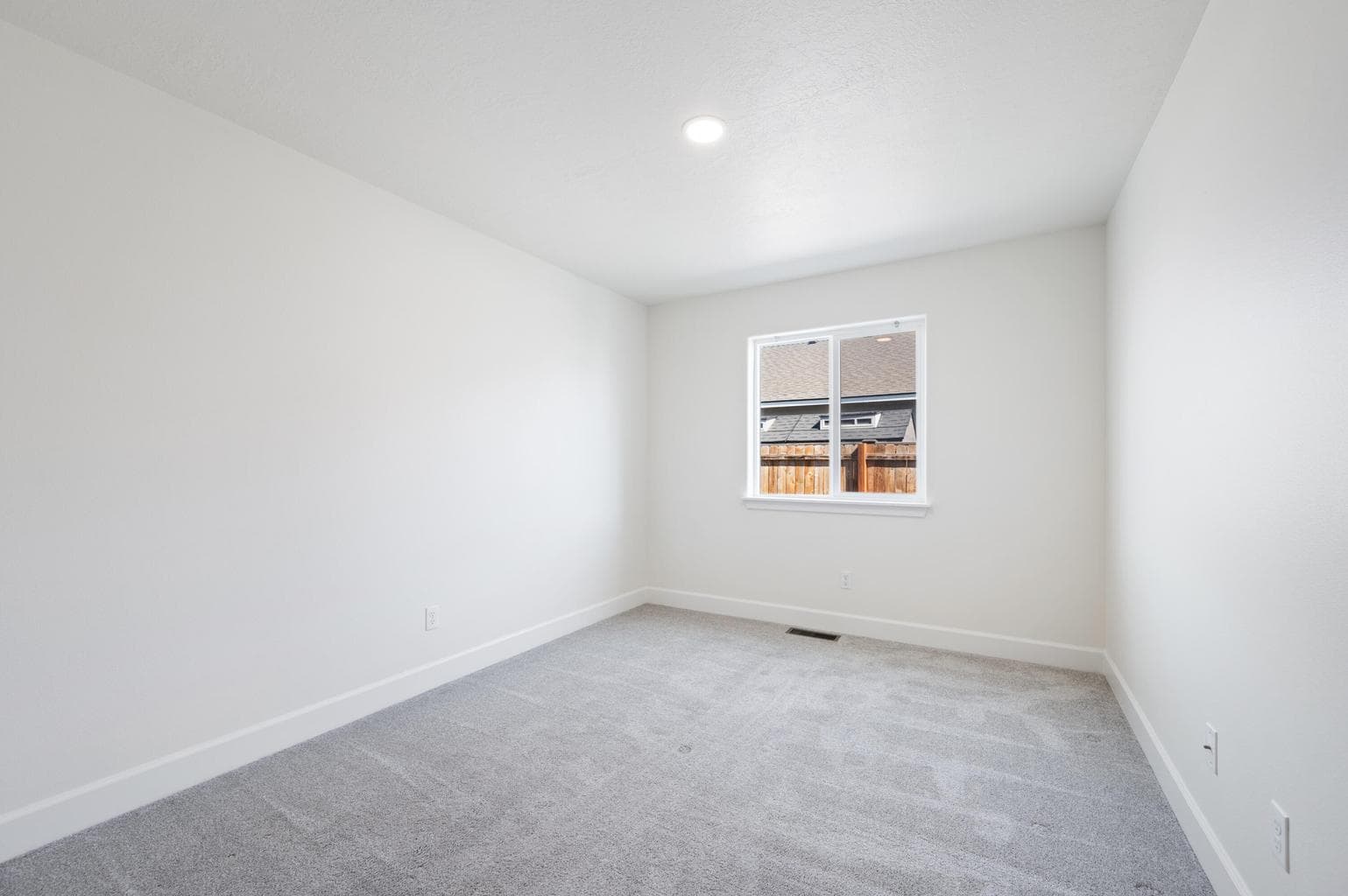 Photo of 1242 NW Golf Course Drive 26 of 44