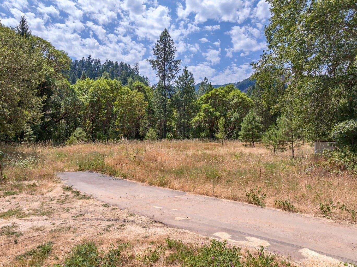 997 Old Hwy 99, Wolf Creek, 97497