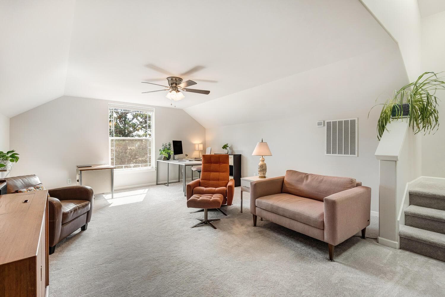 Large bonus room with natural light