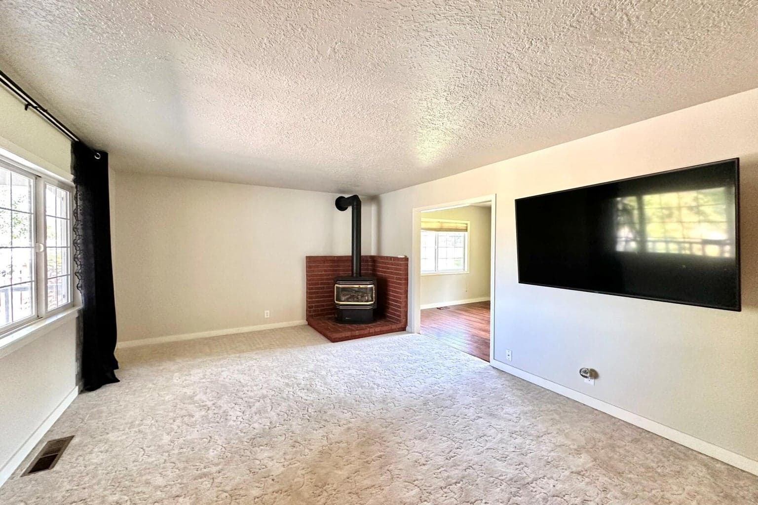 Photo of 2320 NE Quail Valley Lane 6 of 39