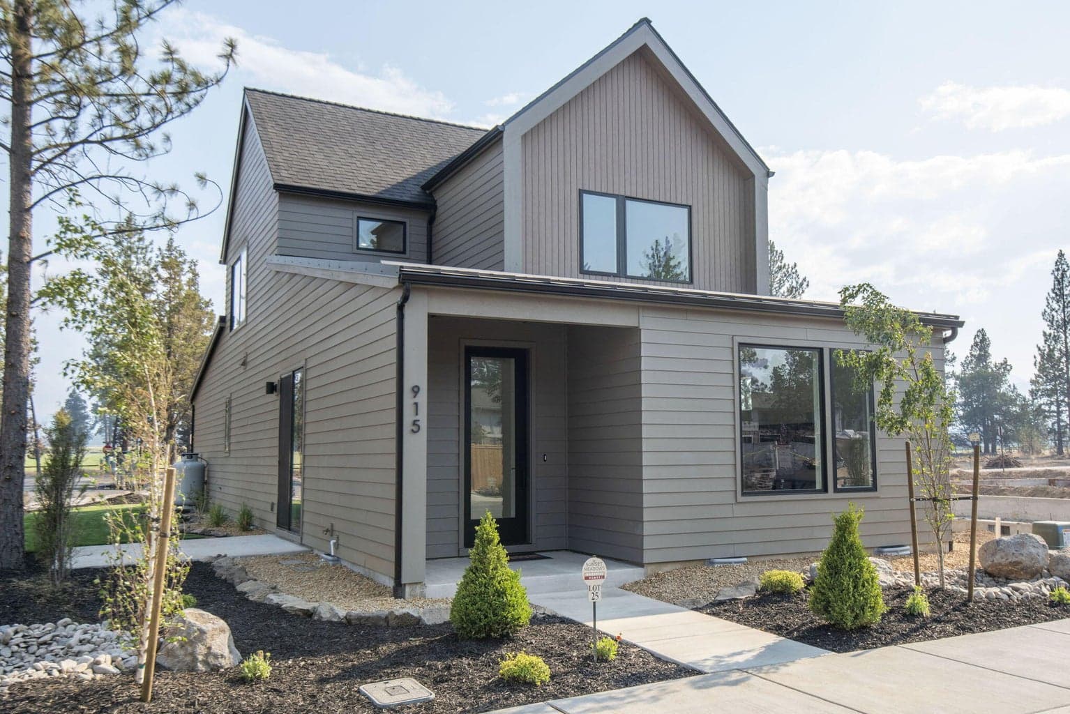 Photo of 947 Linda 5 of 32